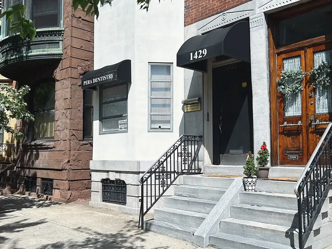 Entrance to Pera Dentistry in South Philadelphia